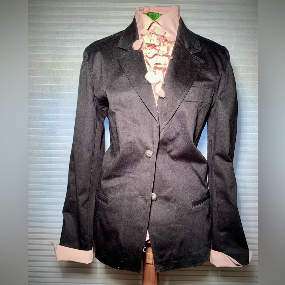 Harvey Bernard black jacket blazer. Pockets.